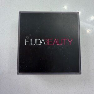 HUDA BEAUTY easy bake blurring loose baking & setting powder